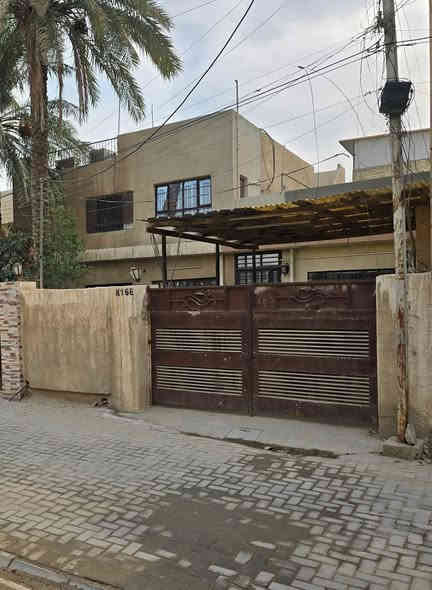 السلام عليكم 
العقار للبيع 
عبارة عن بيتين احدهما ٢٥٠ متر
واجهه ١٠ م والنزال ٢٥ م 
مربع الاربعمية شارع مرتب وهادئ 
يتكون من ٤ غرف ماستر (غرفة وحمام وخدمات )
وصالة مطبخ وحديقتين امامية وخلفية بناء الثمانينات نظيف جداً وعالي عن الشارع 

والثاني ١٥٠ م
واجهه ٦ متر والنزال ٢٥ متر 
طابق واحد غرفة وصالة ومطبخ وخدمات 
ويصيح اضافة بناء 

الدارين جاهزين للسكن مجاور مقهى السلطنة وشارع الامن 
للاستفسار 
***********
