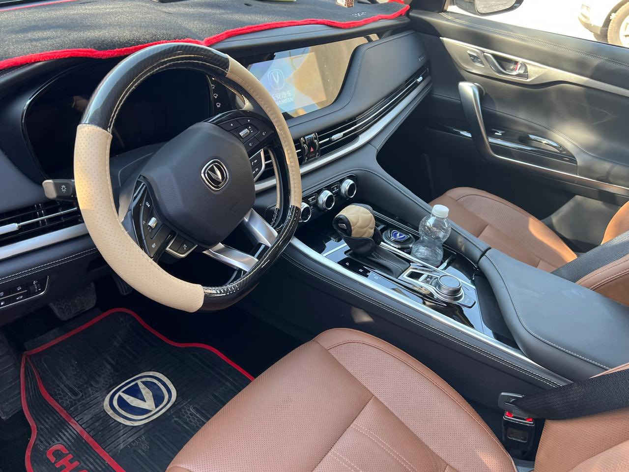 ---السلام عليكم 

للبيع: شانجان CS95 – وكالة البخيت، فئة رويال

سيارة شانجان CS95 رويال نظيفة جدًا، ماشيه 30,000 كم فقط، بدون حوادث.

المواصفات:

محرك توربو 2.0 لتر، قوة 233 حصان، دفع رباعي 4×4، ناقل حركة أوتوماتيك 6 سرعات.

مقاعد جلدية قابلة للتعديل كهربائيًا، تدفئة للمقاعد الأمامية والخلفية.

شاشة لمس، نظام صوت ممتاز، كاميرات 360°، مثبت سرعة، رادار، مراقبة النقطة العمياء.

وسائد هوائية متعددة، ABS، ESP، نظام الثبات الإلكتروني.

وبعد هواي موصفات الشانجان المعروفه 

السعر المطلوب:22.000 يعني دفترين و ٢٠ ورقه

ملاحضه : السياره داخل الضمان تبديل دهن داخل الشركه +بيها شخطتين بالدعاميه الاماميه فقط .

***********
---
