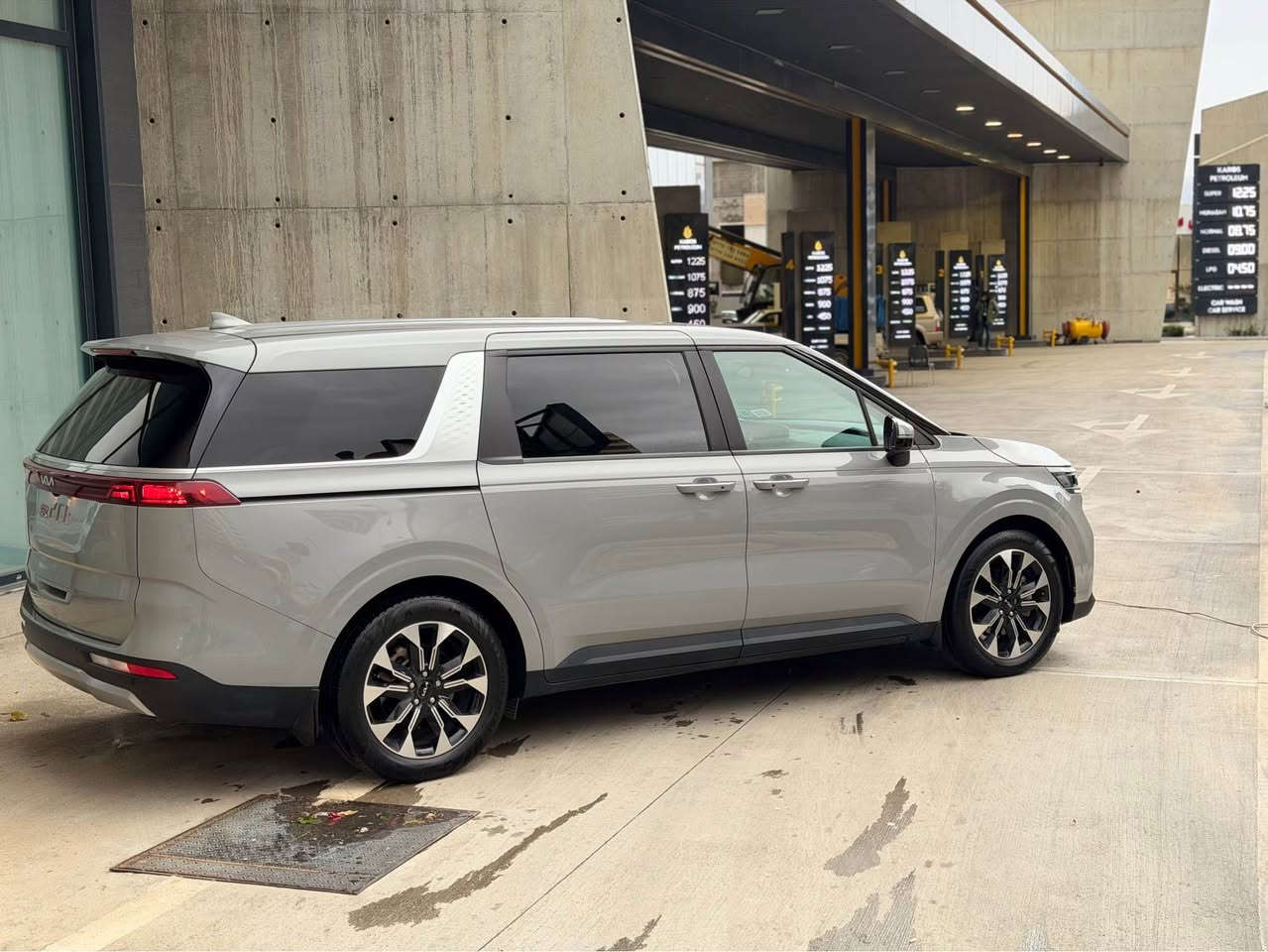 كيا كارنفال MPV EX 2024
ستة سلندر مكينة 3.5 مرغوب
السيارة فول فول مواصفات
سبعة راكب درجة اولى
الباب كل الابواب جك بصمة
كل الجامات بيها بردة
كل الكشنات بيها مكان شحن 
لايت الامامي و الخلفي بيها led ليت ئوتو 
بصمة شغالة 
بريك ئوتو رادار على خط الشارع
بيها خمس كامرات
شاشة ئلكتروني 
والشاشة لمس
كوشن جلد
كوشن هيتر
كوشن كهرباء
ئوتو هولد
بيها درايف مود 
اكو بعد اهواي مواصفات 
السيارة ماشية بس 22 مايل 
بيها رقم كاتي تترقم محافضات شمالية لمتد شهرين
بس البنيد صبغ
بدون داخل
ئيرباك بس الستيرن طاك متغير اب بلادي 
السعر 277
 للاتصل لغة عربية *********** 
واتساب مكان السيارة سليمانية
*********** السليمانية, العراق
