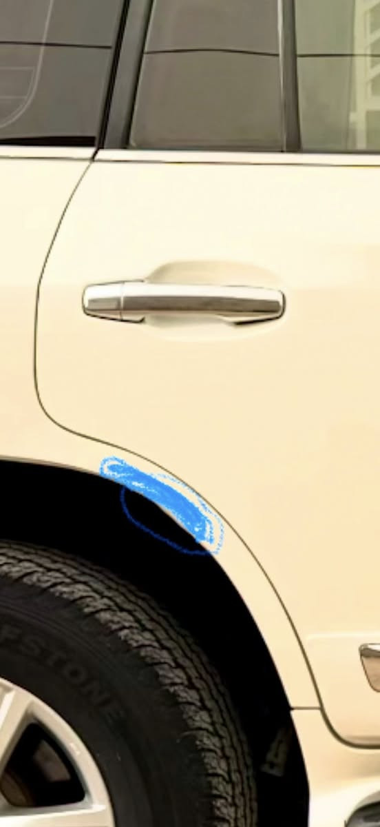 السلام عليكم للبيع لاندكروزر GXR الموديل 2015 الون ابيض صدفي جديده بمعنى الكلمه بدون شخوط او رصعات او صبغ فقط رشه بالداير موضح بالصوره السياره استخدام شخصي  بسمي رقم بصره تحويل ثاني يوم محرك وكير كفاله بلادي 
تخم تاير جديد حداديه جديده ما تصرف الف عليه جاهزه 
1-محرك8سلندر 4600 بانزين
2- كشن كهربائي ٣ دكم 
3-تشغيل عن بعد 
4-الدخول 2بصمه
5-لايت زنون 
6-سبعه راكب 
7-مرايه شفط
8-مرايه قلاب 
9- فتحه سقف
10-تبريد ٣قطع
11-تحكم سرعه
12-حساسات خلفي وكامره 
13-تحكم ستيرن 
14-ارباك 8
15- مثبت سرعه
16- ثلاجه داخليه

باقي المواصفات معوفه 
السعر 385$
العنوان بصره /هوير ***********//***********
