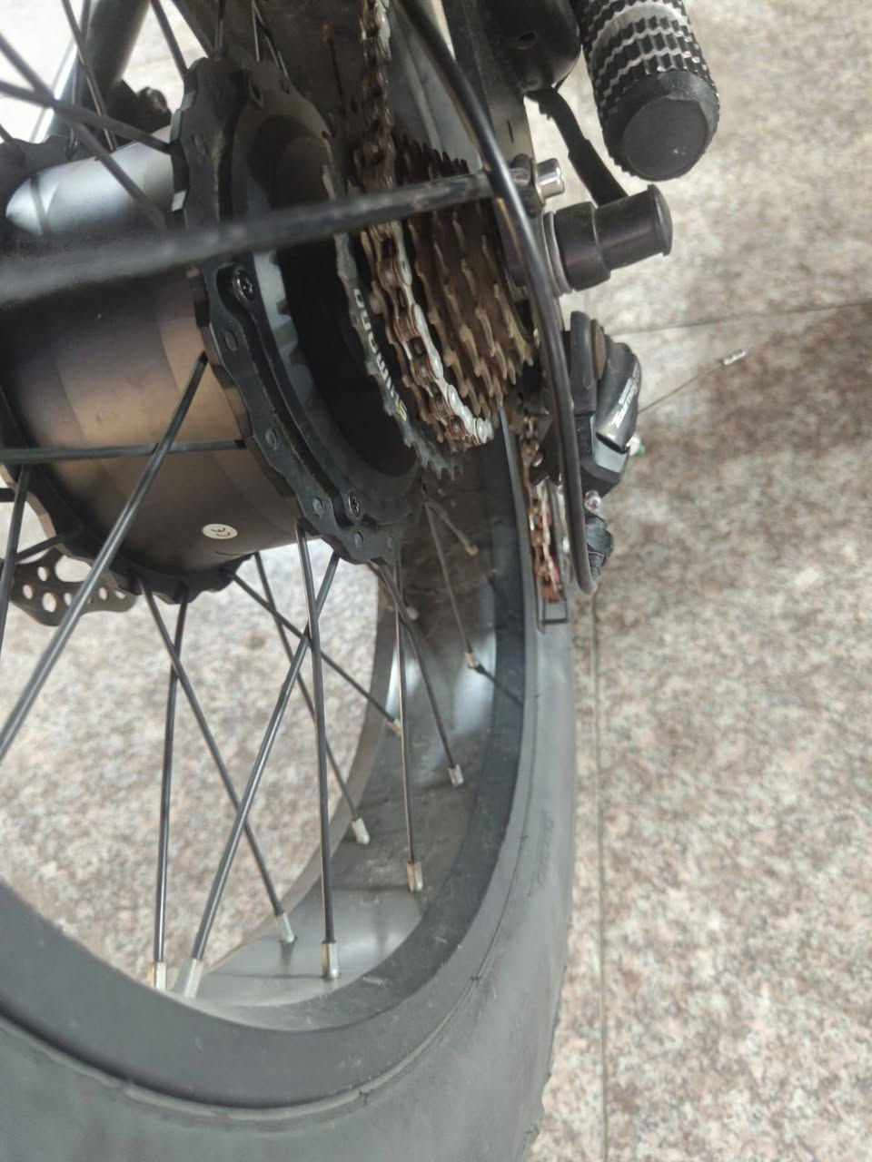 السلام عليكم
🚲 دراجة شحن كهربائية Eeeza R1ZCC
⚡ المحرك:
750 واط (قوة كهربائية)
عدد السرع
5 سرع 
🚀 السرعة القصوى:
تصل إلى 50 كم/ساعة (حسب الوزن )
🔋 البطارية:
ليثيوم 48 فولت – سعة 12 أمبير
✔ قابلة للإزالة للشحن
🛣️ المدى:
تقريباً 60 كم لكل شحنة كاملة
🛞 الإطارات:
عريضة (Fat Tires) مقاس 20 × 4.0 إنش
✔ ثبات قوي على الطرق الترابية والمبللة والممهدة
المسافه المقطوعة :301k
موقع الدراجة بغداد 
للإستفسار يرجى الاتصال على الرقم
هــ +964 ***********
