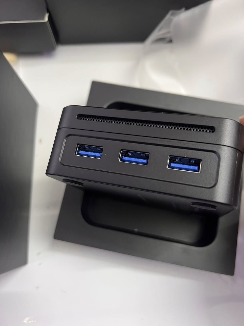 قيم واخذ. للمهتمين  هذا المنتج هو Umbrel Home، وهو جهاز كمبيوتر شخصي (Server) مصمم لاستضافة تطبيقات لامركزية وخدمات مالية خاصة، ويتميز بالتالي:
الوظيفة: إدارة العقد الخاصة بـ Bitcoin و Lightning Network بسهولة.
التصميم: جهاز صغير الحجم مصمم للاستخدام المنزلي.
الرقم التسلسلي: U250510089.
الشركة المصنعة: Umbrel.


**إذا كنت صاحب هذا الإعلان وتريد حذفه لأي سبب، رجاءا أرسل رسالة إلى الدعم الفني**