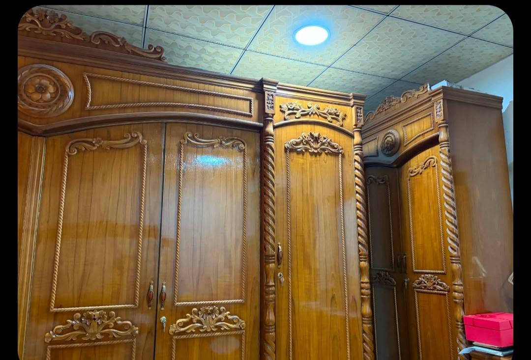 السلام عليكم غرفه نوم مستعمله شي قليل خشب صاج 5ملم ومن النوع الثقيل قنصور 6ابواب وملحق مكونه من 8قطع لاستفسار ***********
