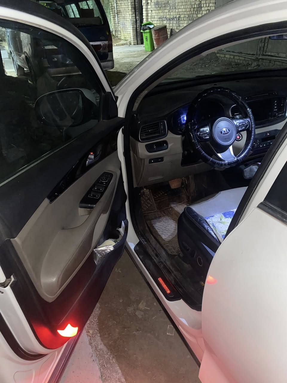 النوع: كيا سورنتو
• الموديل: 2016
 • اللون: ابيض صدفي
 • عدد الركاب: 7 ركاب
 • نظام الدفع: فور ويل (دفع رباعي)
 • عدد الإرباقات: 10 إيرباغ
 • المحرك: 6 سلندر
 • ناقل الحركة: أوتوماتيكي
 • الحالة: كفالة عامة من ضربه أو صبغ او تبديل
                
للستفسار : عبر الواتساب او الفيس 
***********

المواصفات والإضافات:
 • مرآة شفط كهربائية
 • إشارات ترحيب + إنارة ترحيب
 • 4 بصمات تشغيل ودخول ذكي
 • ثلاث قطع تبريد (أمامي + خلفي + وسطي)
 • جكات بنيد + جكات صندوق كهرباء
+ حساسـات + لايتات + مانع تزحلق 
 • شاشة نظام Apple CarPlay + Android Auto
 • منافذ USB + Type-C
 • سايد بريك بل رجل 
 • فتحة سقف بانوراما
 • ثلاث وضعيات قيادة (Eco – Sport – Normal)
 • كراسي كهربائية قابلة للتعديل
 • صندوق خلفي كهربائي
 • نوافذ أوتوماتيكية (جام أوتو)
 • تبريد بيانو بمناخين
 • 5 ويل كب (جنوط أصلية)
