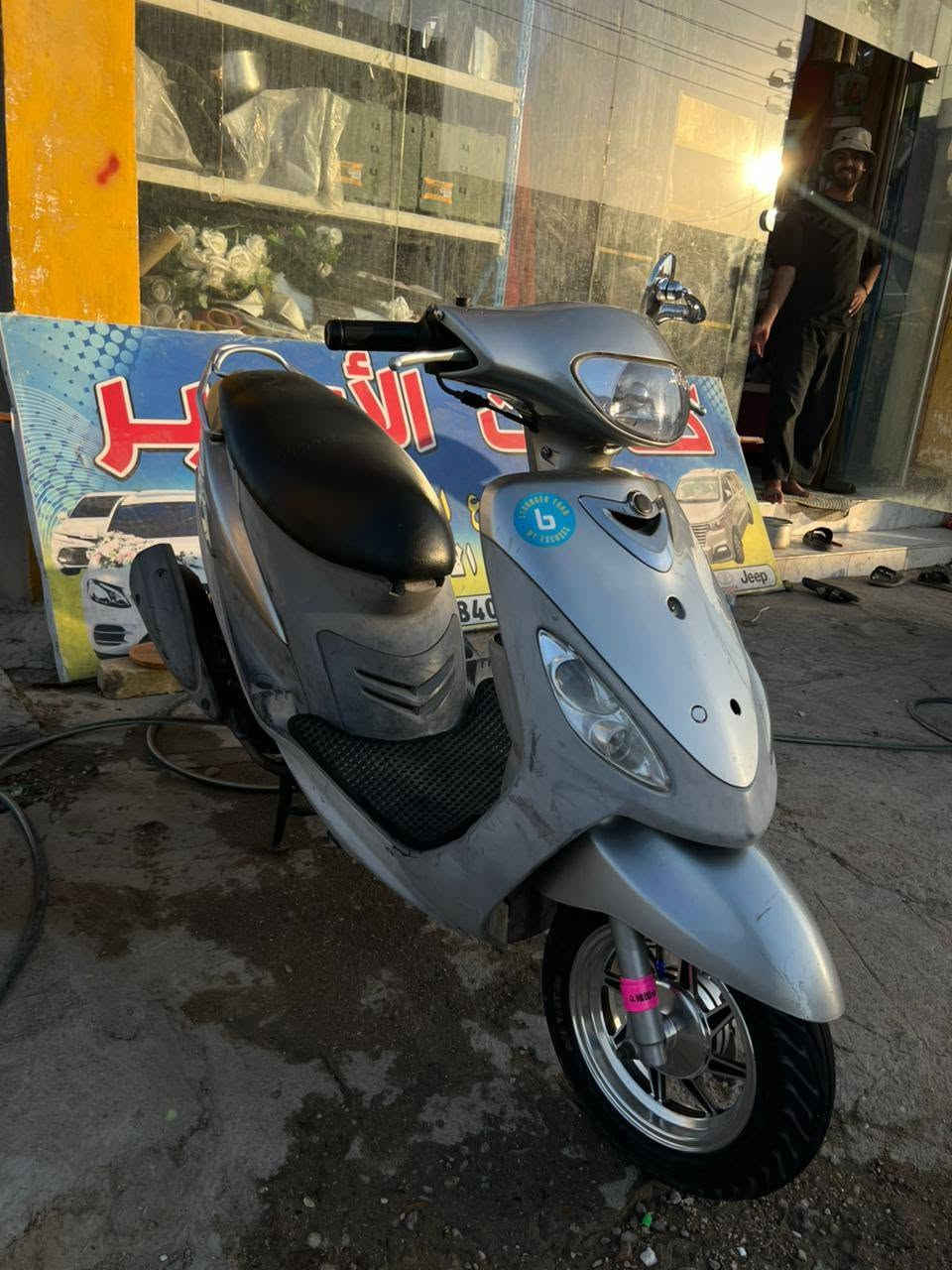 للبيع ماكس قجمه حاويه توها نازله جديده بمعنه الكلمه  شغاله من الطول للطول مكينه خرسه ٤٩ كابريته بلاديه مابيها شي تجاري كلها وضع شركه  َويل نجمه مرايه صفح الدراجه ابيعها على حطتها كلشي مااشيل اخوان اسعار الحاويه والجديد معروف منها مكاني بصره قضاءالمدينه الرقم ***********
