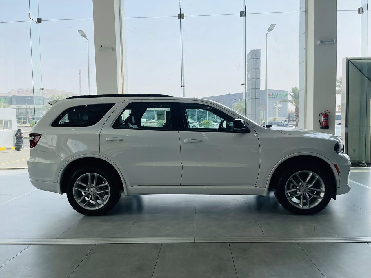 #دودج دورانجو 2026 🚘

هي سيارة #SUV 🚗 عائلية كبيرة من دودج تتميز بحضور قوي، وتحتوي على سبعة مقاعد ومميزات تكنولوجية متقدمة وخيارات محرك قوية ⚙️ . وهي متوفرة بفئات مناسبة للعائلات، وأخرى مصممة لمن يحبون المحركات القوية في السيارات الأميركية العضلية،

ناقل الحركة: ناقل حركة أوتوماتيكي بـ 8 سرعات 🕹️
وضعيات القيادة: جلبة، سبورت، اوتو/شارع، ثلجي، سحب/قطر، ايكو، ومخصص
محرك V6 سعة 3.6 لتر :🛠️
295 حصان 🐎 و 353 نيوتن متر من عزم الدوران
من 0 إلى 100 كم/ساعة في حوالي 7.4 ثانية
السرعة القصوى هي تقريباً 197 كم/ساعة 🛞
نظام دفع خلفي أو كلي 🚀
سعة خزان الوقود 96 لتر ⛽️
استهلاك الوقود 11.2 لتر/100 كم


**إذا كنت صاحب هذا الإعلان وتريد حذفه لأي سبب، رجاءا أرسل رسالة إلى الدعم الفني**