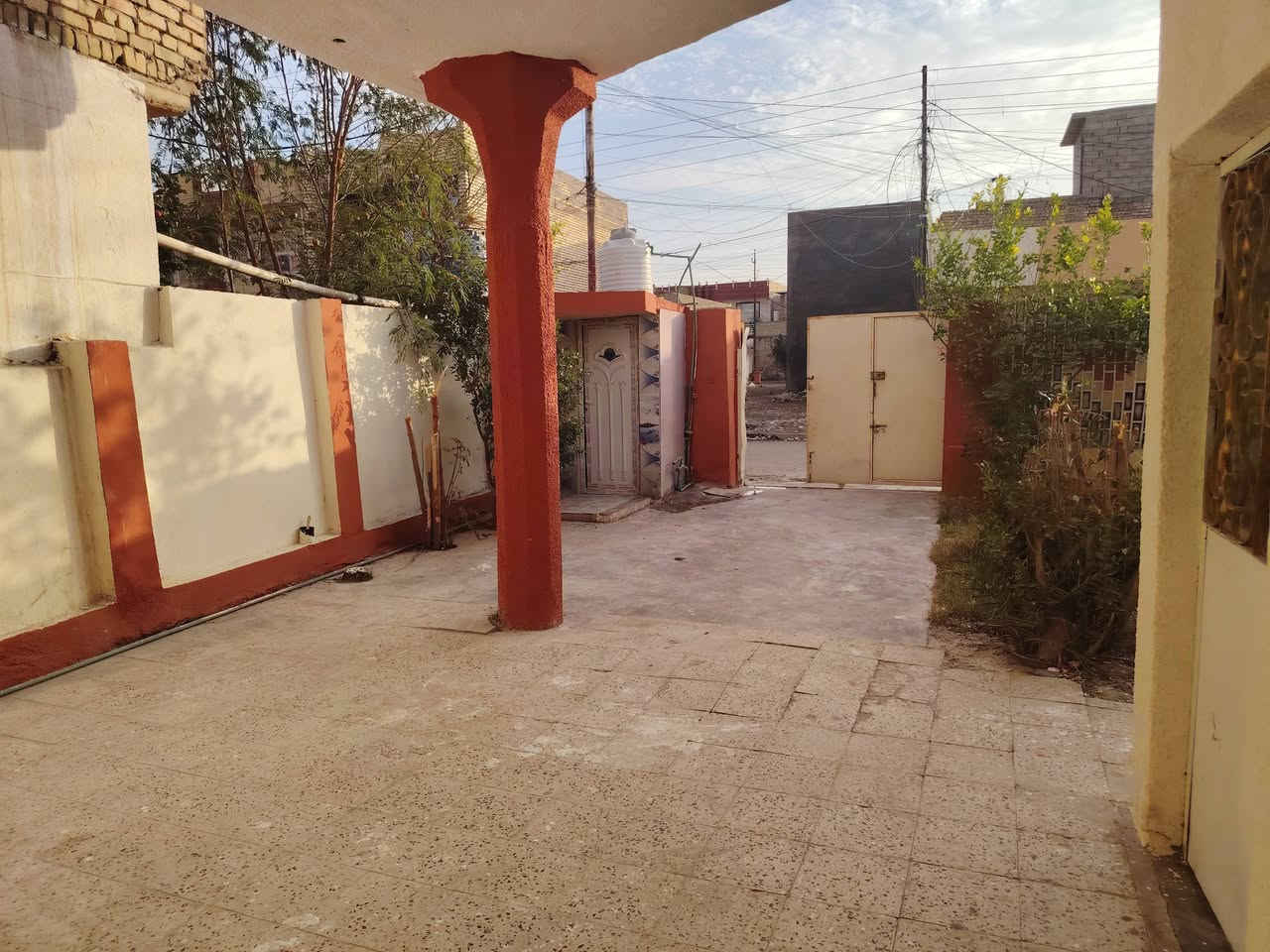 يالله سلام عليكم دار للبيع بغداد المدائن منطقه بانوراما شارع المدارس طابو ملك صرف سكني مساحه ٢٥٠ متر يتكون الدار من غرفتين نوم وصاله واستقبال ومطبخ وكراج سيارة حديقه صحيات داخلية خارجيه... والطابق الثاني غرفة نوم سويت حمام صحيات السعر ١٨٥وبي مجال للاستفسار الاتصال على الارقام *********** أو *********** وات ساب
