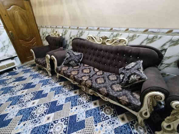 السلام عليكم طخم قنفات ملكي ست قطع عشر مقاعد نضيف كلش الشراي يتصل مكاني ابو رمانه *********** عمارة
