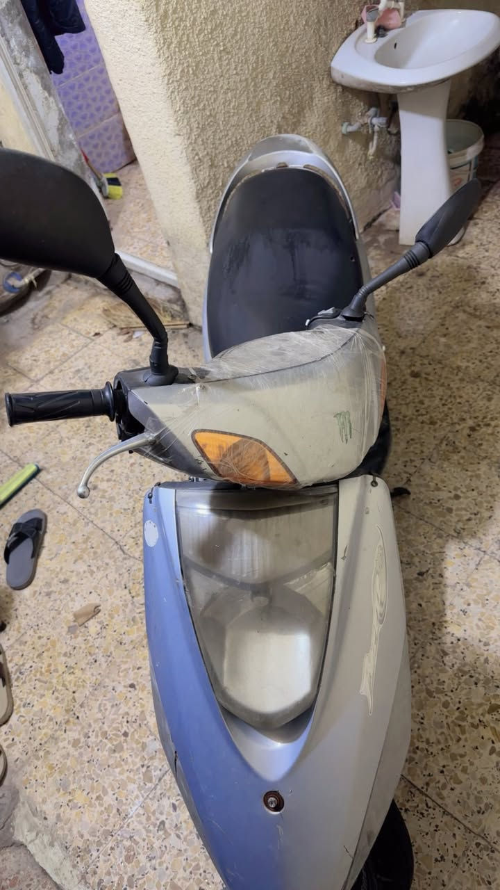 سلام عليكم دراجة بريز نضيفه 140 حلوه كل 15 يوم تبديله دهن من شركه الحسام كهربائيات شغاله اشاير لايت عالي ناصي دبلات بلادي فول هورن شغال  مري ايمن وأيسر تايرات جديده ستان تعليك جديد سعر 750 بي مجال اوراقها موجوده عنوان بغداد المدينة الصدر قرب مكتب السيد رقم ***********
