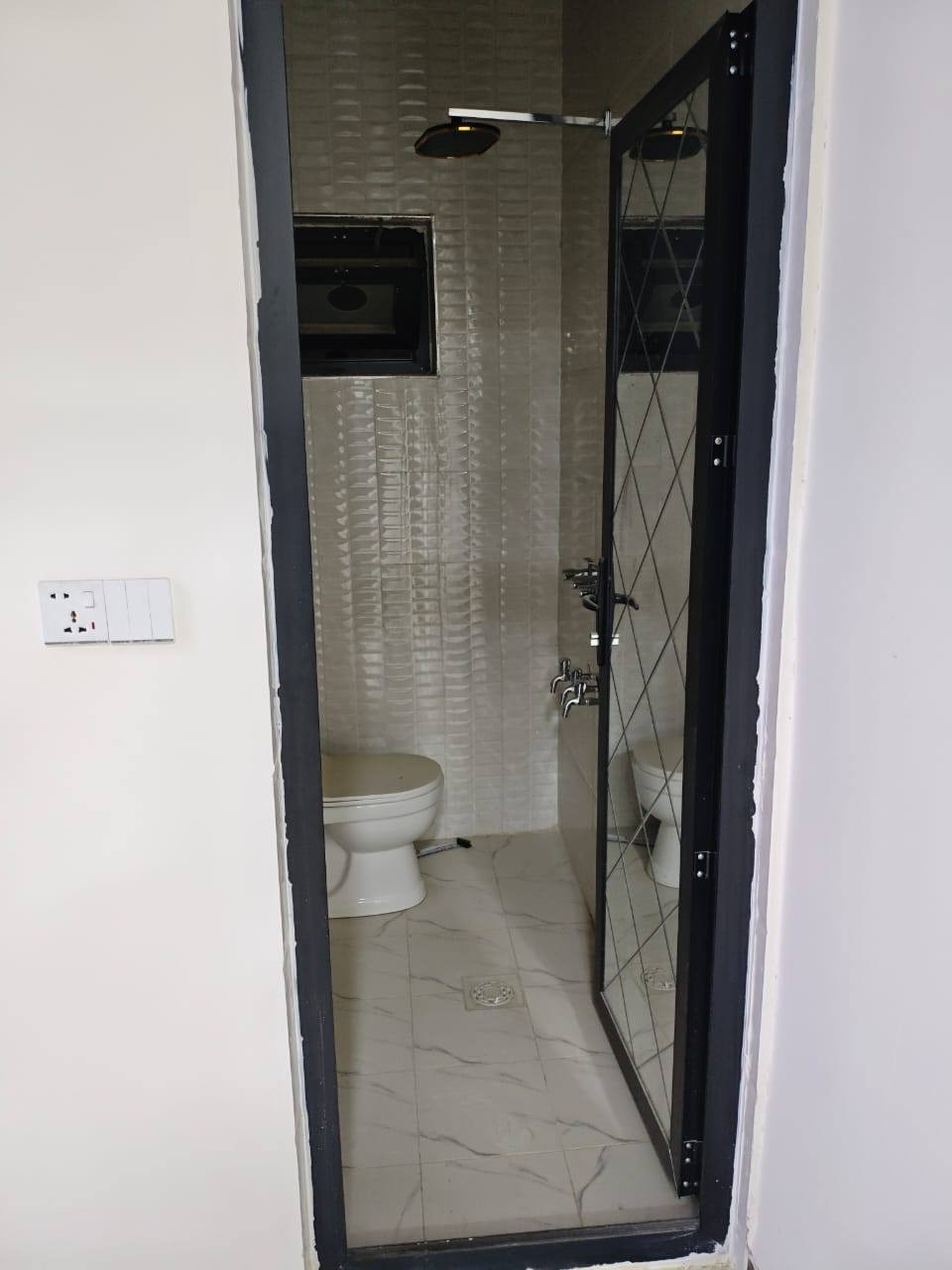 مشتمل مساحة 50 متر للبيع  العنوان بغداد منطقة الدوانم نهاية الشرطة الخامسة يحتوي المشتمل على 2 غرف نوم وصالة ومطبخ وخدمات نوع السند زراعي 25 اصولي مكاتبة مع صاحب السند مباشر السعر 65 مليون وبي مجال الاستفسار اتصل على هاذا رقم او ادخل خاص 
***********2
