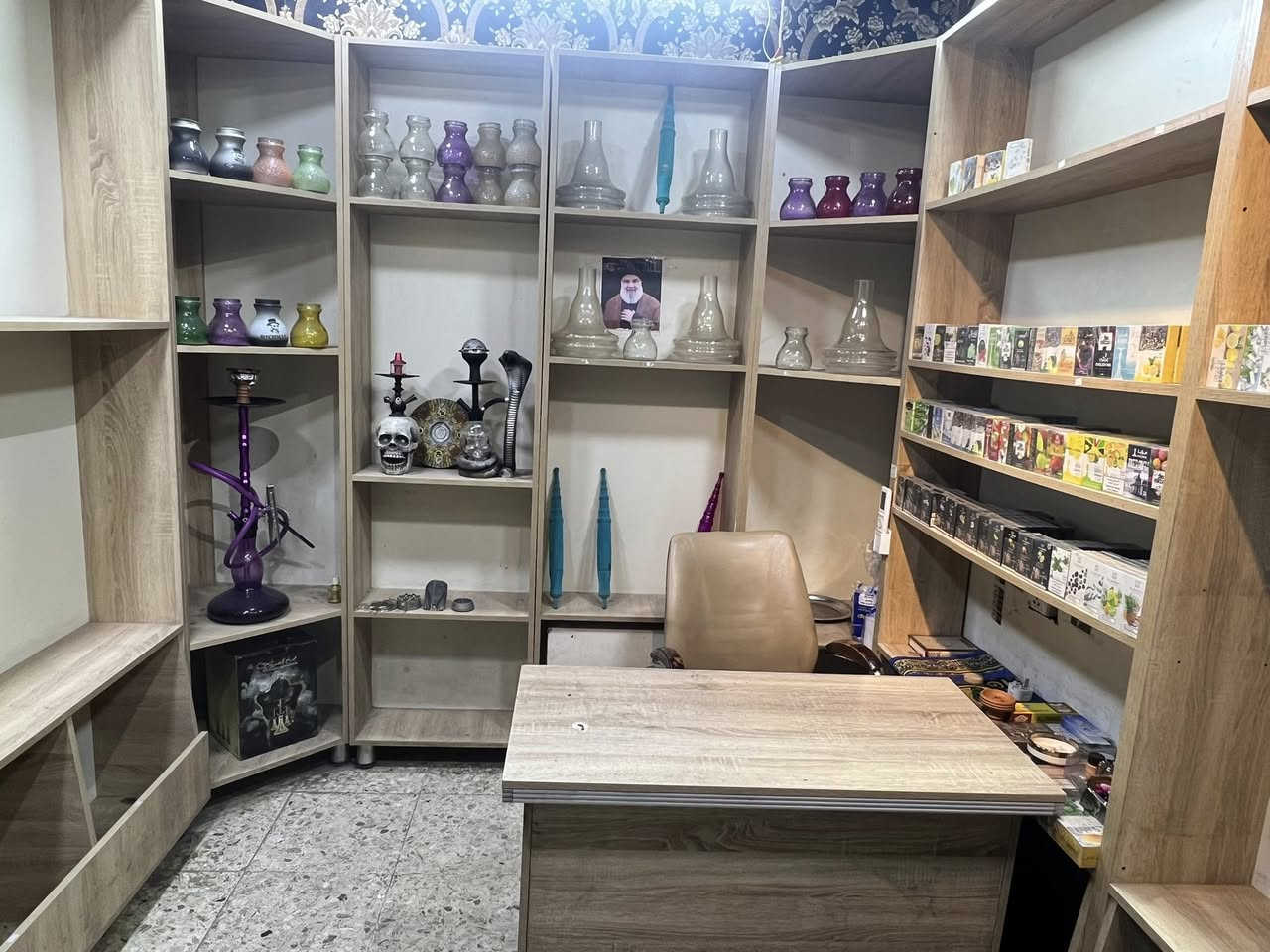 السلام عليكم 
يوجد رفوف مستعمله للبيع استخدام قليل العدد 9 يحتوي الرف الواحد على ثلاثة أو أربعة خانات 
و يوجد عارضة مقبلات او معسلات 
قياس (180x160)
ارتفاع 140cm
و يوجد ميز مكتبي
قياس (100x50)
ارتفاع 100cm
السعر 600 الف (بي مجال) قابل للتفاوض 
* ملاحظة : السعر شامل الرفوف مع العراضة مع الميز 
الاستفسار  خاص أو الاتصال 
رقم الهاتف : ***********
