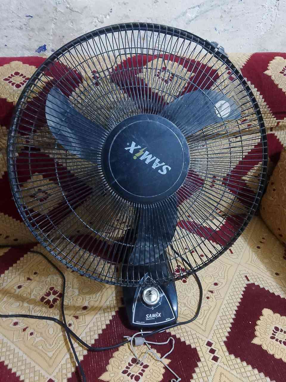 بنكة جدارية جديده شغاله سعرها 15 الف وخلاط شغاله بس الدولكة مالته تخر مي من جوه ب 10 الاف مكاني الامن الداخلي ***********
