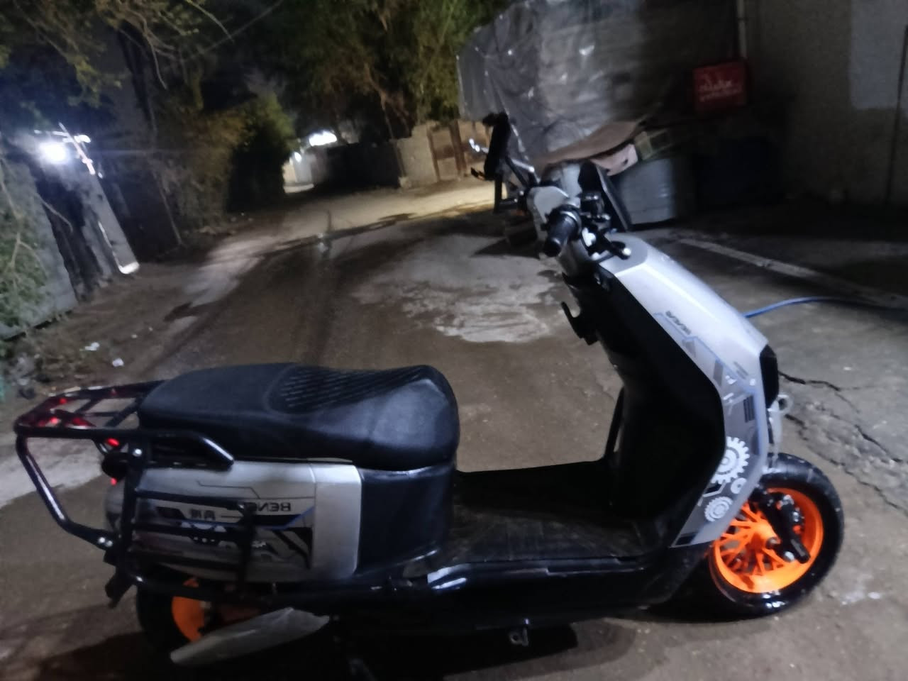السلام عليكم دراجة شحن كهربائية للبيع
الدراجة حلوة ونضيفة كهربائياتها كلها شغالة لايت عالي ناصي دبل اشارة سرعة حقيقي 80 البطاريات 6 مصطرة كبير 
تمشيك بالشحنة الوحدة من 60_70 كيلو حقيقي الدراجة تجي مدرعة بالكامل بس بيها الدرع الامامي مضروب ومشيول من مكانة والكفر الامامي مكسور مثل ما موضح السعر 700 وبيها مجال 
*********** رقم الواتساب متواجد 24 ساعة
