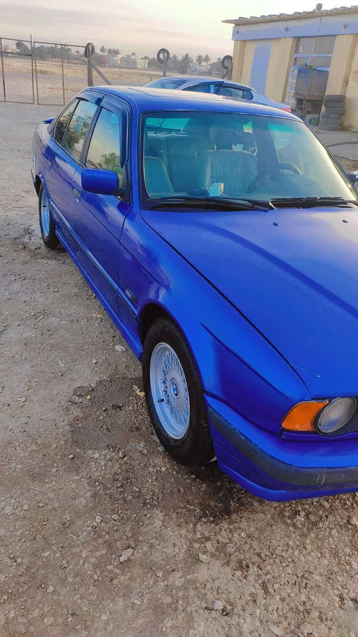 سلام عليكم 
BMW 520 /موديل 1991 
سياره مكفوله مصبوغه عام جماليه .كير اوتوماتيك .مكينه وكير مكفول . محرك مسكر فانوس رقم بعداد مشروع وطني سنويه منتهيه صار ثلاث اشهر  الكهربائيات كول شغال تبريد بس كمبريسر 
فقط . سياره جديده وحلوه مال جناي .
السعر :55 وبيه مجال قليل 
رقم الهاتف (***********).
