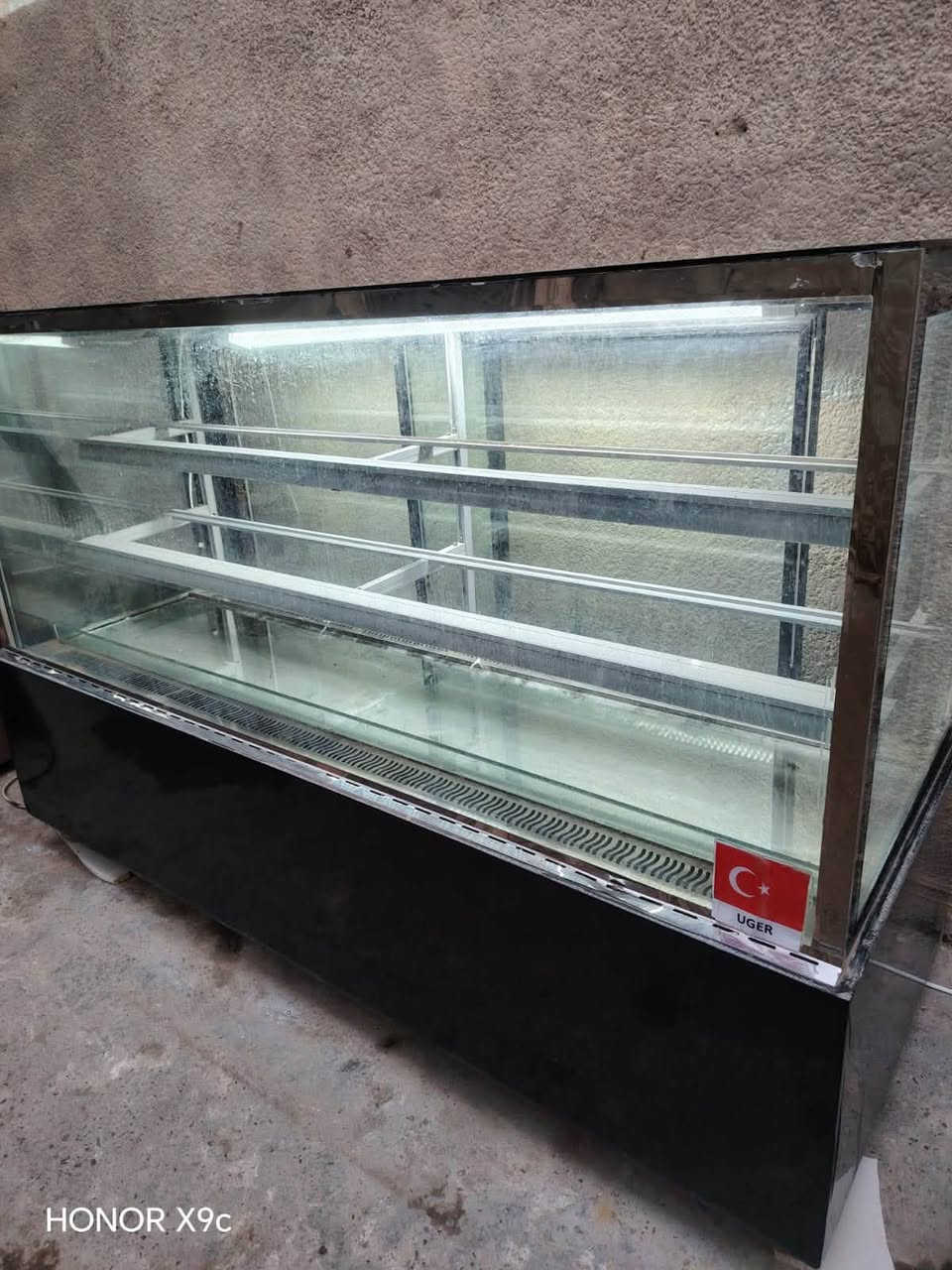 عارضه كيك قياس متر ونص للبيع 

***********
