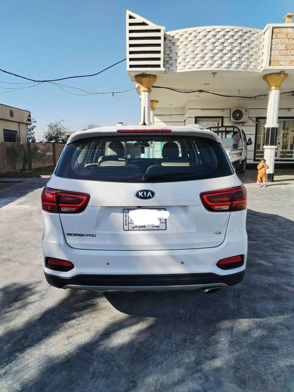 السلام عليكم 
سورنتو 2018 خليجي  بغداد تحويل ثاني يوم 
فول مواصفات 1/1.    ماشيه 85 الف فقط 
عده الفتحه 
محرك 6 سلندر ما مفتوح 
بصمه تشغيل + بصمه ابواب 
جنطه كهربائيّة 
كشانه كهربائيّة +جلد 
تبريد 3 قطع 
7 راكب 
لايت زنون 
مري شفط 
اشاير امري 
هواي موصفات 
بيه ٣ قطع رش اثر شخوط بدون اي دواخل سونار موجود 
سياره جديده السعر ١٩٠ وبيه مجال ***********
بغداد اليوسفيه
