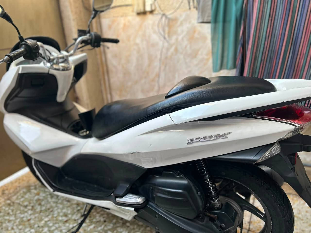 سلام عليكم PCX جيل اول ياباني ✅ تايرات زوج جدد ✅ دبلات خلفيه جدد✅ قاعده كامله هيه وفيت بمً جدد ✅ الله شاهد بانزين محسن ادير ودهن موتل ✅ مي راديتر جديد ✅ كهربائيات كله شغاله كيلو متر ✅ مكينه اكفله الك ممفتوحه ✅  فقط بيه ملاحضات بلكفرات شويه وانته شوفت عينك سعره 1.300 وبيه مجال مكاني بغداد الشعب الثعالبه هًـ/***********
