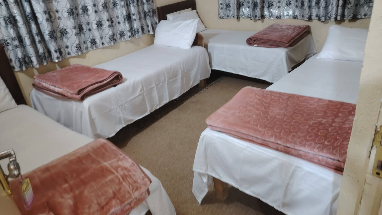 منزل البشير كربلاء المقدسة  شارع الشهداء 
قرب مستشفى السفير 
متوفر حجز 3 غرف  غرفه رباعيي  وغرفتين سباعي  
عدد الاسره 18 سرير عؤال فقط  للحجز والا ستفسار واتساب و اتصال  ***********
