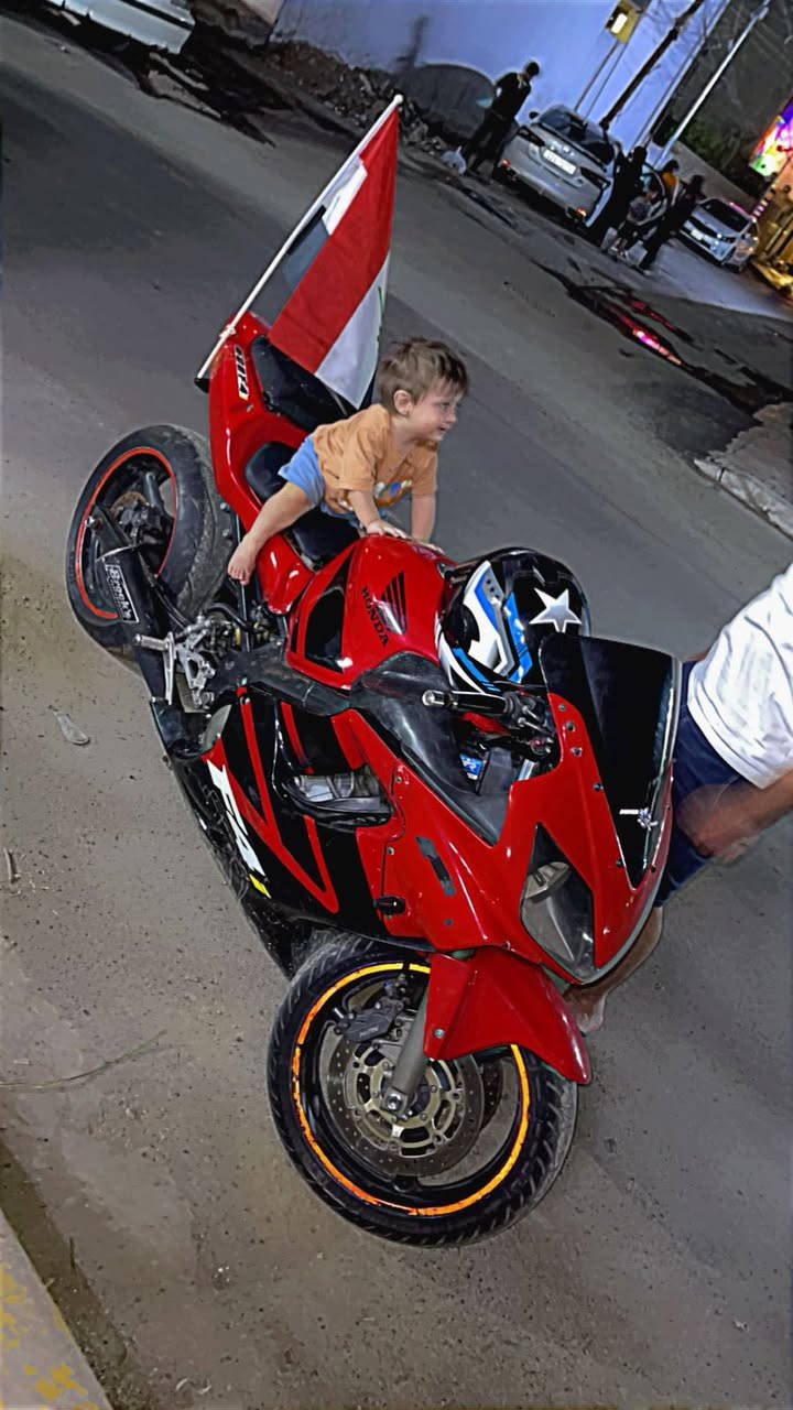 سلام عليكم  دراجه HONDA  F4i 600 لون طماطي مميز ❤️ دراجه نضيفه وبدون اي نقص هاوزن طويل شادلهه 400 دولار سعره تايرات جديده محرك لوك جديد شلعتهه وتراي مال زيرو  مكان منصور. سعر 27 مكلفتني اكثر من هذه سعر بيهه مجال بسيط. رقم ***********
