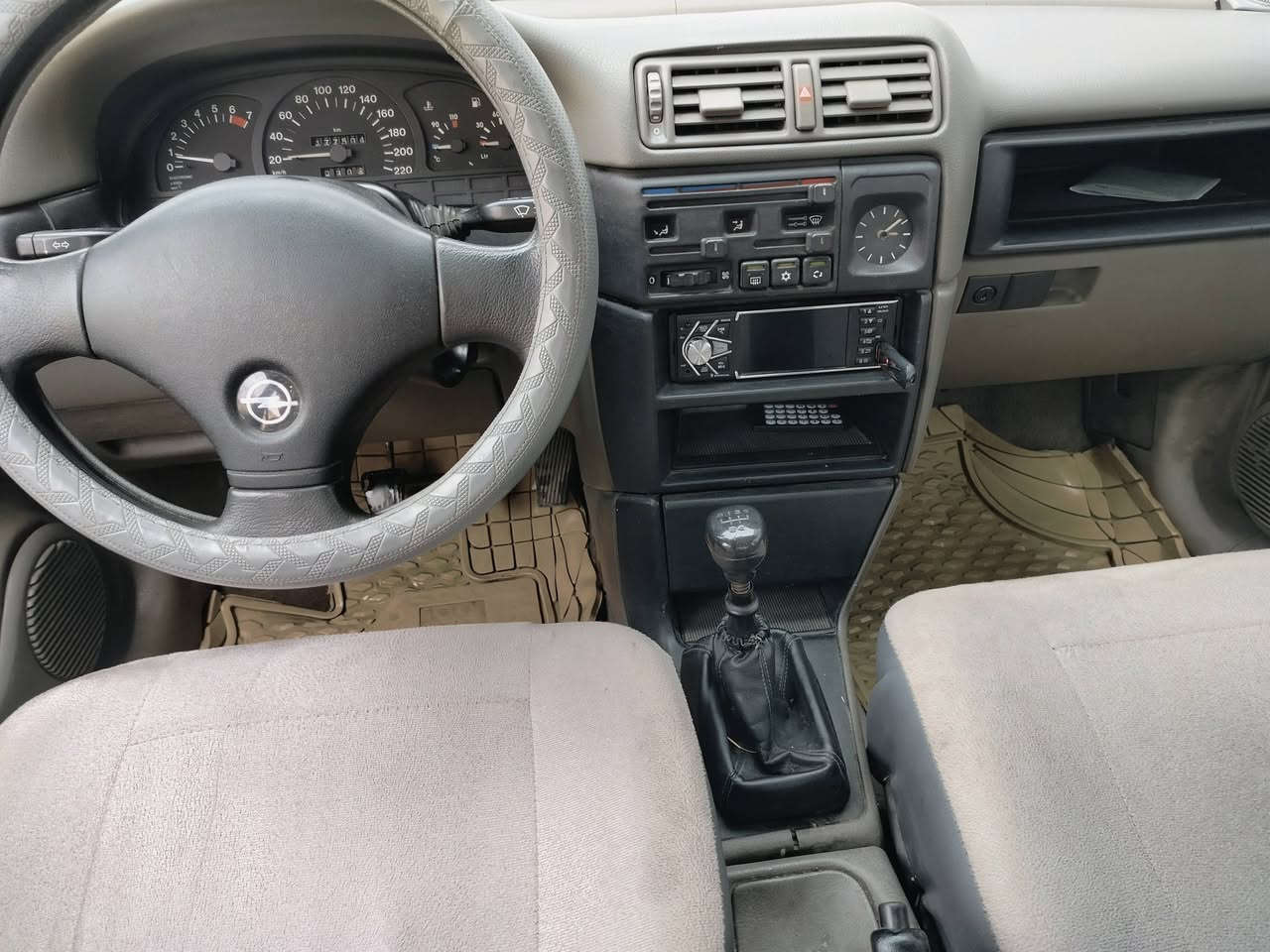 السلام عليكم فكتره مديل 1991سنوية جديدة اني الشرعي حجم 18تبريد شغال كير محرك شرط طخم امامي خلفي جديدة طخم تايات جديد باتري جديد بور سنتر لوك وايرمنيا شرط السعر 50 رقم الهاتف ***********
