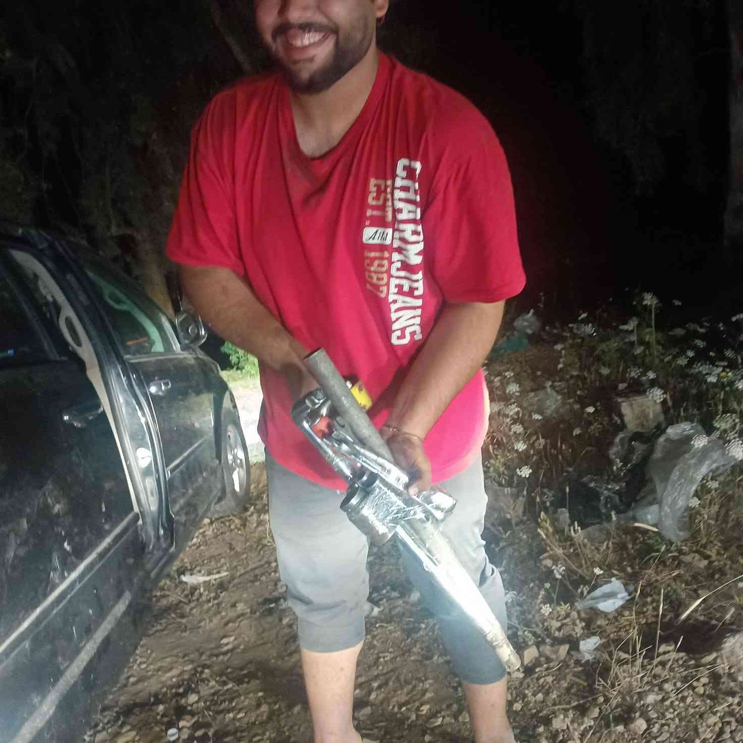 ابطال رغم البهذله ويمين نايمين بشارع
طؤارى 🦸‍♂️🦸‍♂️طوارى... سياره بيه عائله 
 
بفضل الله كدرت ادزلهم الدرايم شفت  والعده كامله 
وضليت وياهم 
ع التلفون وفاتحين كامره وتم تبديل الدرايم شفت وطلع السياره 
علما ان المكان لي عطلت بيه لكرين مايكدر يطب ويطلعها 

عين وصابتهم بطريق ودك الناقصه الفيت بم 😁😁😁😁
لكن وصلوووووووو بسلامه الحمدلله ع سلامتكم 
لاتشيل هم دام احنه موجودين 
#دع_الصيانه_لنا_وتمتع__بالقياده 
م.ابو جميله بخدمتكم 
***********
