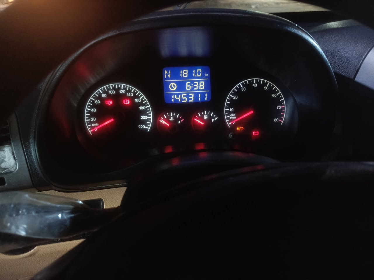 السلام عليكم
تيكو 2013 
مكينة 1800 بيها خيط تبخير 
تخم تاير جديد شادة قبل 3 اشهر 
باتري جديد 
تبريدها ثلج شغال 
رقم بغداد انكليزي بأسمي تحويل ثاني يوم 
هزة جديدة سنوية 2029 
صدرها 50%
 بيها صبغ كد شبر بالبنيد 
بيها ضربة بالصندوك ضررها موضح بالصور
السعر 57 وبيها مجال 
مكان بغداد البلديات 
***********
