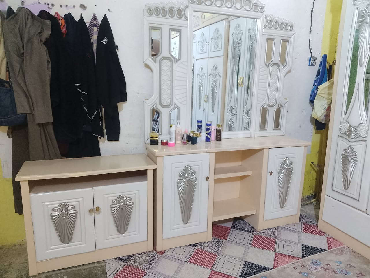 السلام عليكم عرفه عراقيه نجاره  تصميم تركي  6باب طابقين  نضيفه كلش مكاني ناصريه حي اريدو  ***********
