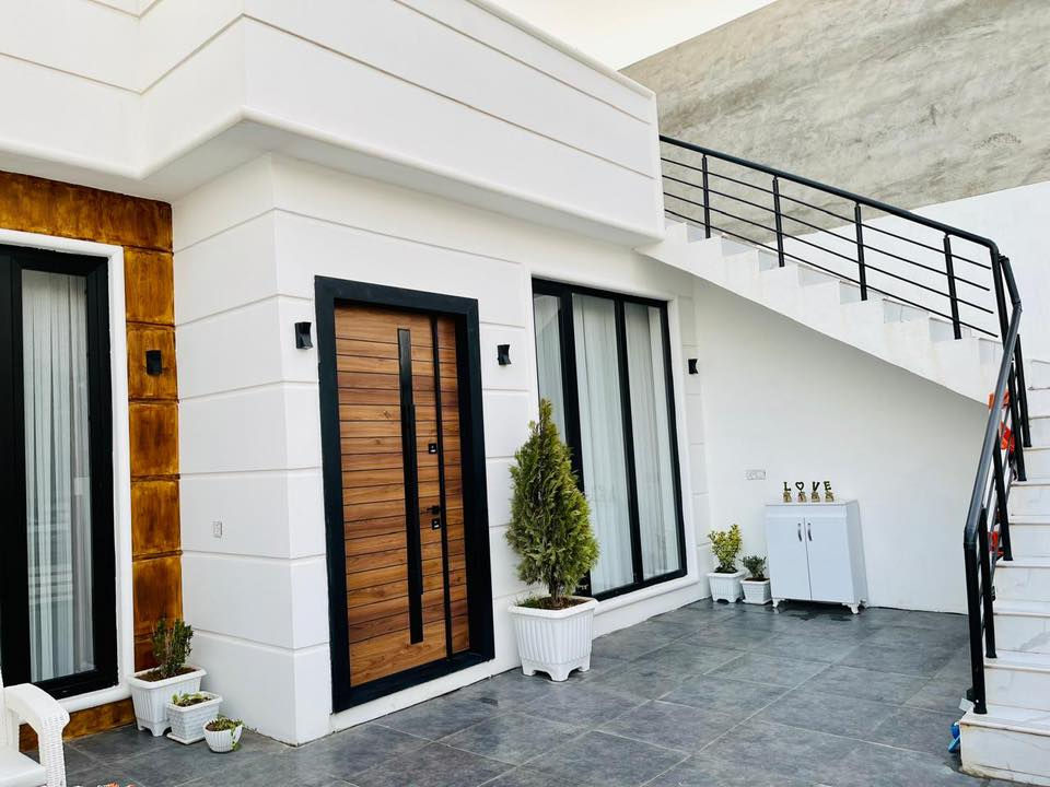 ناوازەترین خانوو بە دیزاینێکی سەردەمیانەو موادی تۆکمەو کوالیەتی بەرز دروستکراوە بۆ فڕۆشتن نرخی گونجاو
١٦٥ م
پێکهاتووە لە هۆڵێکی گەورە
 موساعید مەتبەخ ساردو گەرم 
٢ نوستنی گەورە 
ڕاڕەوێکی گەورە
موشتەمەلاتێکی گەورە

مواسەفاتەکانی بریتین لە:
ڕوکاری بینا ئەسترۆپۆلی تورکی 
پەنجەرەی عەزل
دەکتی موبەڕیدە
ئەساسی کامل بیناکە کۆنکرێتە
سەقفی کامل بیناکە کنافە
کۆڵانی ١٢ م 
ئەساسی بەرزو کۆڵانێکی خۆش 
ئاو وکارەبای ڕەئیسی زۆر باشی هەیە
نزیک مەکتەب و مزگەوت ە بازاڕە 
ناونیشانی ئەم خانووە قولەڕەیسی خواروو پشت مزگەوتی شەهید مەریوان
نرخی ئەم خانووە ٨ دەفتەرو نیو  مامەڵە
بۆ زانیاری زیاتر پەیوەندی بکەن بەم ژمارانە
***********
***********
