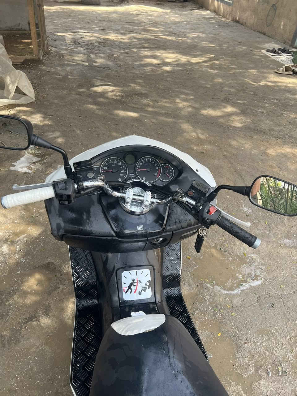 سلام عليكم اخوان فورزه 08 للبيع لون موديل 2008ابيض محرك 250cc عميه بلاد دراجه خير من الله كامله ما بيها اي نقض غير جاملغ الكدام ول دوشمه  ول باقي ما بيهاي اي شي معدل 120 ناعمه محرك ما مفتوح تخم تاير جديد ستوني مسويلها ادامه ول كفر نضافه 75‎%‎شوفت عينك مثل ما موضح بل صوره اوراق كامله سعرها (مليون وميتين ) 1,200 وبيها مجال للتواصل متواجد 24ساعه *********** مكاني الديوانيه الحمزه الشرقي
