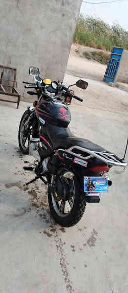 السلام عليكم دراجه للبيع جني بانده محرك 150مكفول لا صوت لا دخان لا صرف كهربائيات كلها كامله اشاير يمنه يسره لايت عالي ناصي فيدراليه سكن دبديل نمر بل دشبول انبيتري الدراجه قويه ورزنه نعومه فول مال كشخه والله الدراجه أحله من الصور/السعر 475وبيه مجال/عنواني بغداد جسر الفرنسي قرب العبيدي/رقمي ***********
