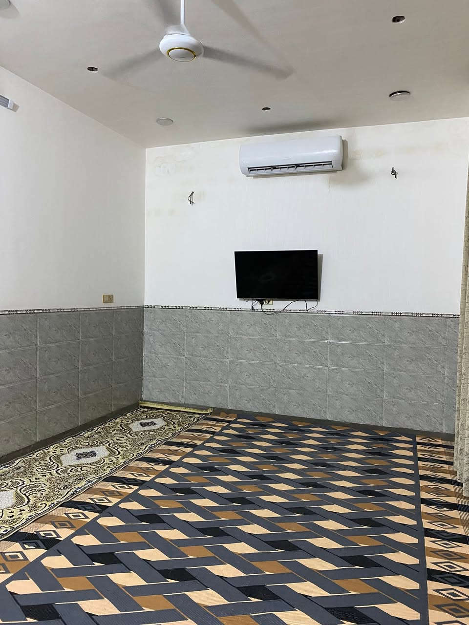 بسم الله الرحمن الرحيم 
دار زراعي للبيع في حي طارق شارع القديم في شارع معمل الغاز 
للاستفسار ***********
المساحة ٢٠٠متر
