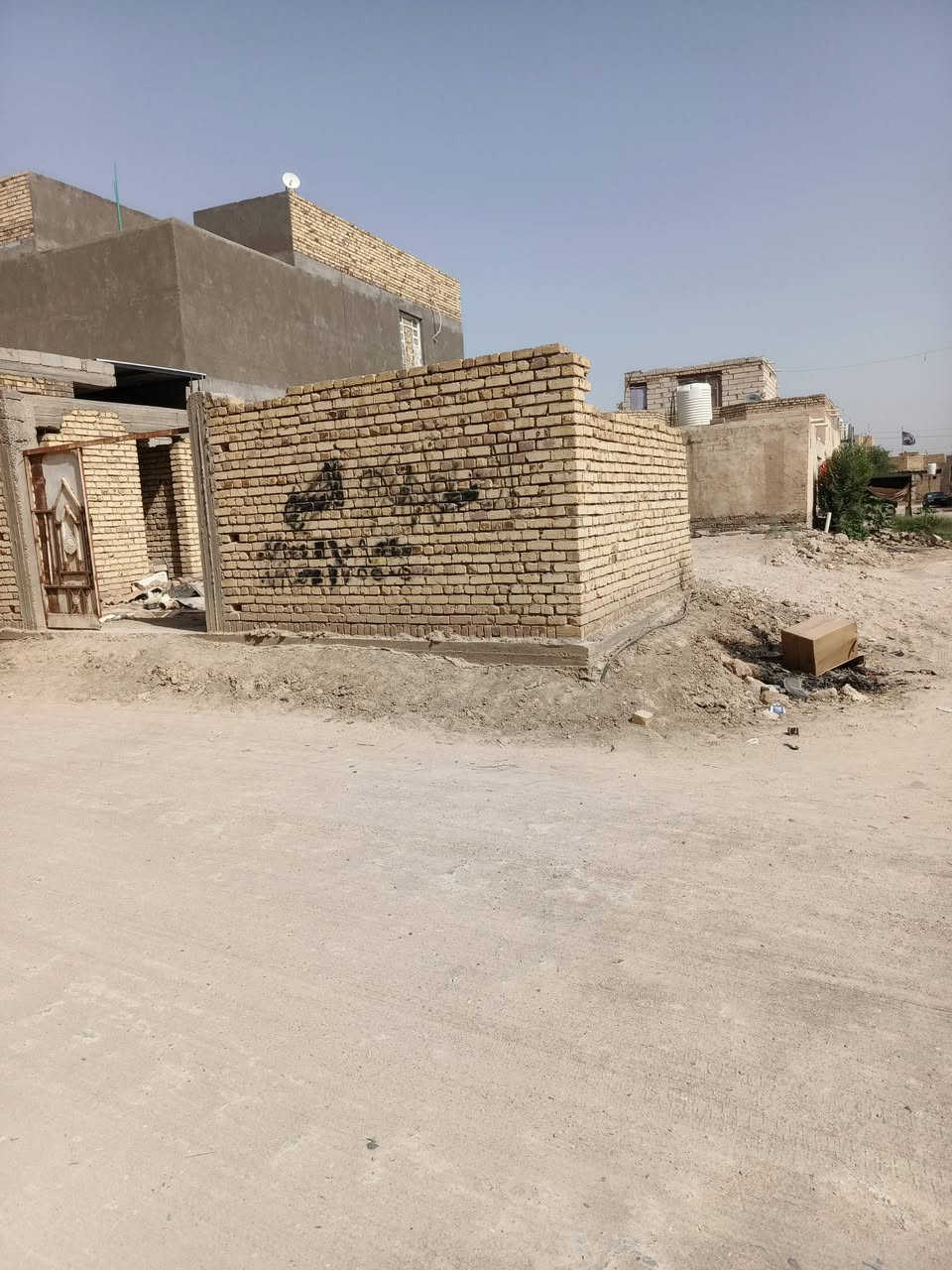 إسلام عليكم قطعه للبيع حي الحسين شارع صورت الإمام الحسين ثاني قطعه عن الشارع العام كافت الخدمات موجوده قطعه جاهزه مدفونه وكامله حصيره داير مداير القطعة صحيات منهوله وجهيه بيه قطعه ركن عله شارعين مساحته ٢٠٠
***********
