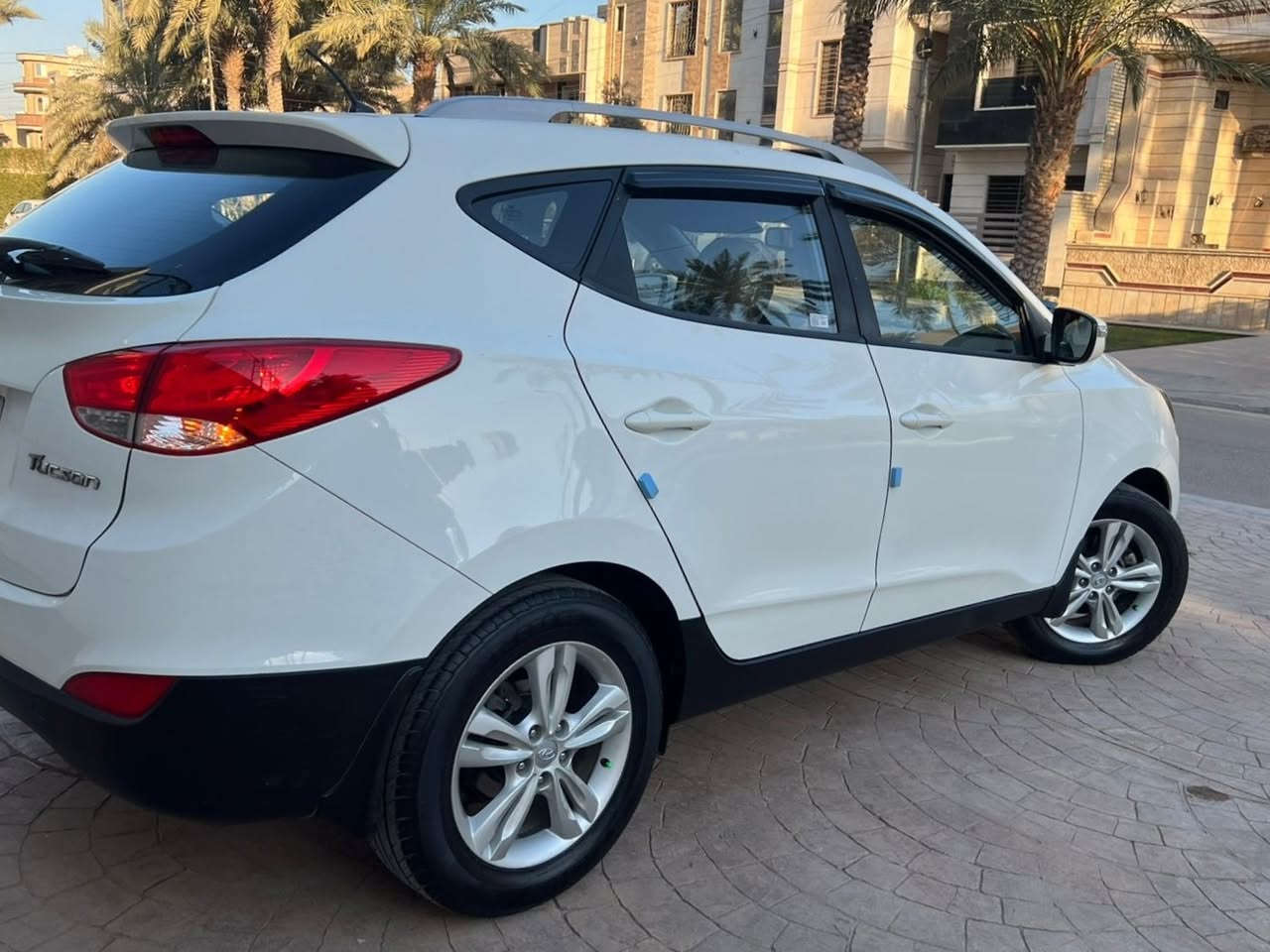 السلام عليكم هونداي توسان خليجي موديل 2012
محرك 2000 دوش
كير AT.     مواصفات اعتيادية
سياره جديده وجاهزه بدون نقص
ماشية 142  km   محرك وكير وضع الشركة
صدر تخم تاير وداخل كله جديد
بيه صبغ قليل موضح بلصور بلون الأحمر أثر طخة خفيفة.   رقم بغداد
السعر 135  بيه مجال
📞 *********** بغداد زيونة..
