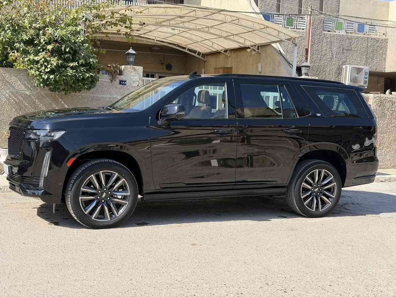 كاديلاك 2023 اسكاليد خليجي ضمان وكاله المنصور
رقم بغداد باسمي 
ماشيه ٦٦ الف كيلومتر 
مغلفه بالكامل ppf من زيرو بي ضمان ١٠ سنوات
مكفوله من الصبغ والبارد والشخط والرصعه والتكحيل سياره جديده بالكارتون كأنما زيرو استخدام شخصي 
كير ومحرك كفاله برغي ممفتوح بيهن 
رقمي ***********

معروفه مواصفات الكديلاك 
٣٦ سماعه / كشنات كلهن كهرباء / جكات / ٥ شاشات / ٥ كاميرات / واقع معزز ونايت فجن / حساسات ورادارات من جميع الجهات / بانوراما / دوسات شفط / كشنات تدفئه تبريد / راخل منفصل vip

والسياره جديده جدا جدا جدا 
 كل غراضها بالجيس وبعدها ارضيتها ممطبوكه عليها وشادلها تخم تاير ومسويلها وادامه كامله 
السعر ٧٦٥ وبيها مجال للشراي 
***********
مكاني بغداد
