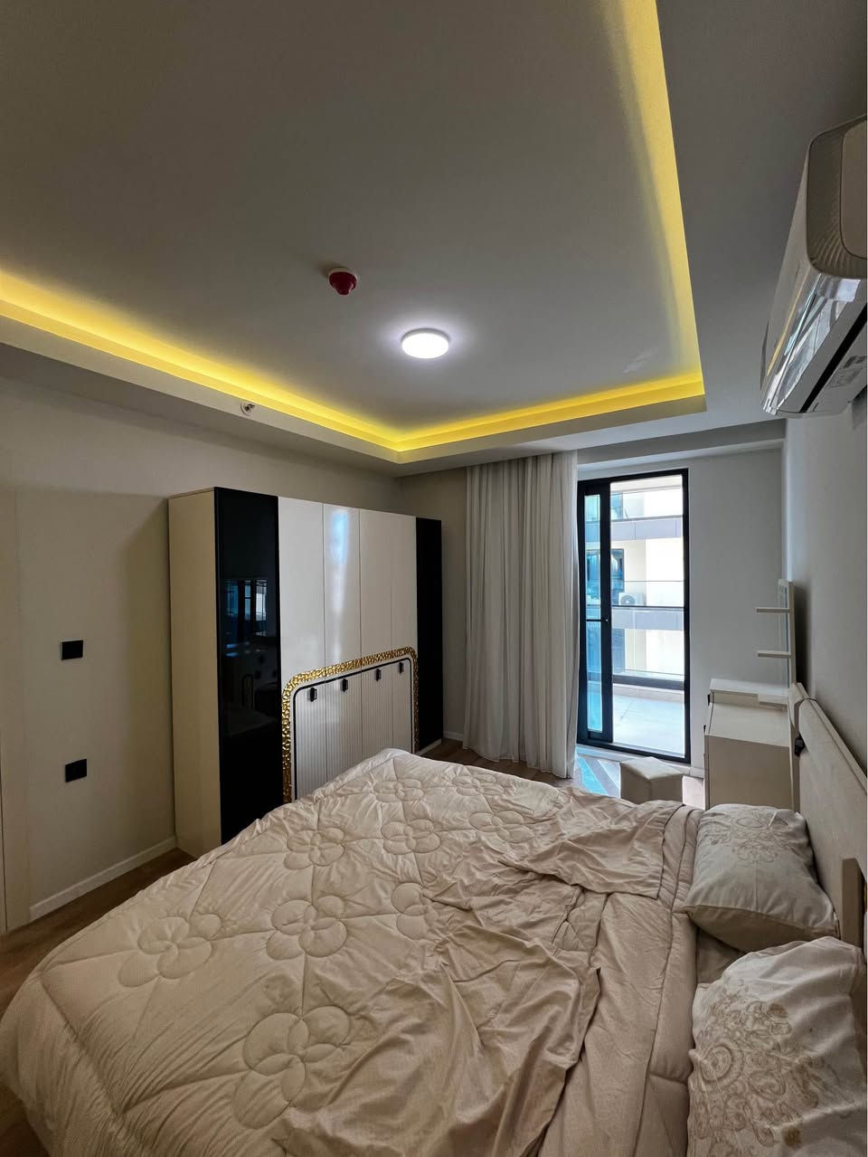 🏢 شقة للإيجار في مجمع كرين وورلد تاور! ✨
 🛋️ مؤثثة Vip بالكامل بأرقى الأثاث المودرن.
 💡 الخدمات، الماء، والكهرباء مجاناً! 🤩
 🌅 بلكونة واسعة بإطلالة ساحرة ومفتوحة.
 💰 السعر: $500 شهرياً.
📞 للأستفسار أتواصل معنا (***********)
📍 شركة أموال عقارية(Amwal Real Estate) أربيل, العراق
