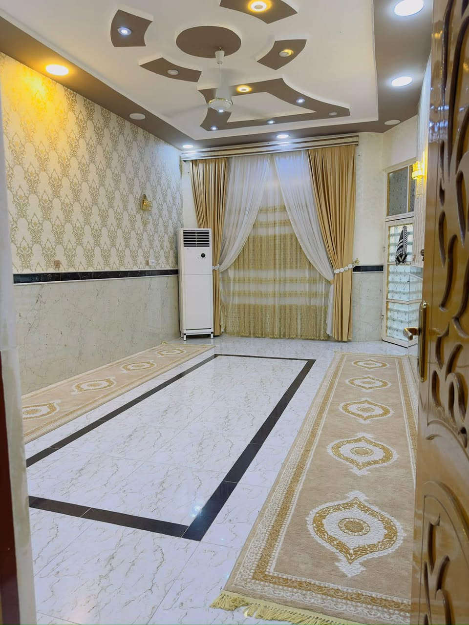 بيت للبيع حي الغدير ركن مساحة 200 متر طابقين ونص كونكريت السعر 280 وبي مجال الاستفسار ***********
