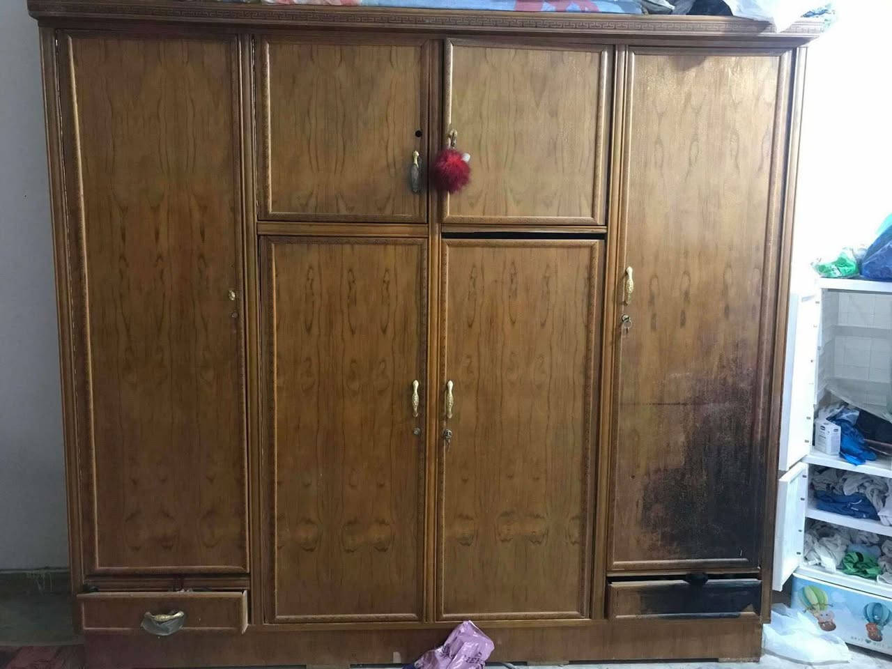 غرفة خشب صاج ثقيل غرفة مرتبة بس عوزها ترتيب شويه وهاهيه سعرها٥٠٠ وبيها مجال  مكاني بغداد حي اور للتواصل واتساب ***********
