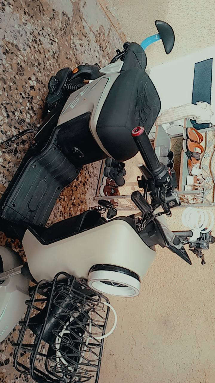 سلام عليكم عندي دراجه شحن ار 9 مواصفات فول جديده صار لها ثلاثه اشهر من ماشيه بطاريات خمسه ومبدللها تاير مشتري لها شاحنه الاصليه دراجه ما بيها اي عطل جديده بالاضافه وياها الشاحنه وحاكيه صوت شرطه الدراجه نظيفه اريدها ب 350,000 وبيها مجال اني مشتريها 500,000 وبيها مجال وهذا رقمي مال واتساب *********** وهذا 
مال رصيد***********
