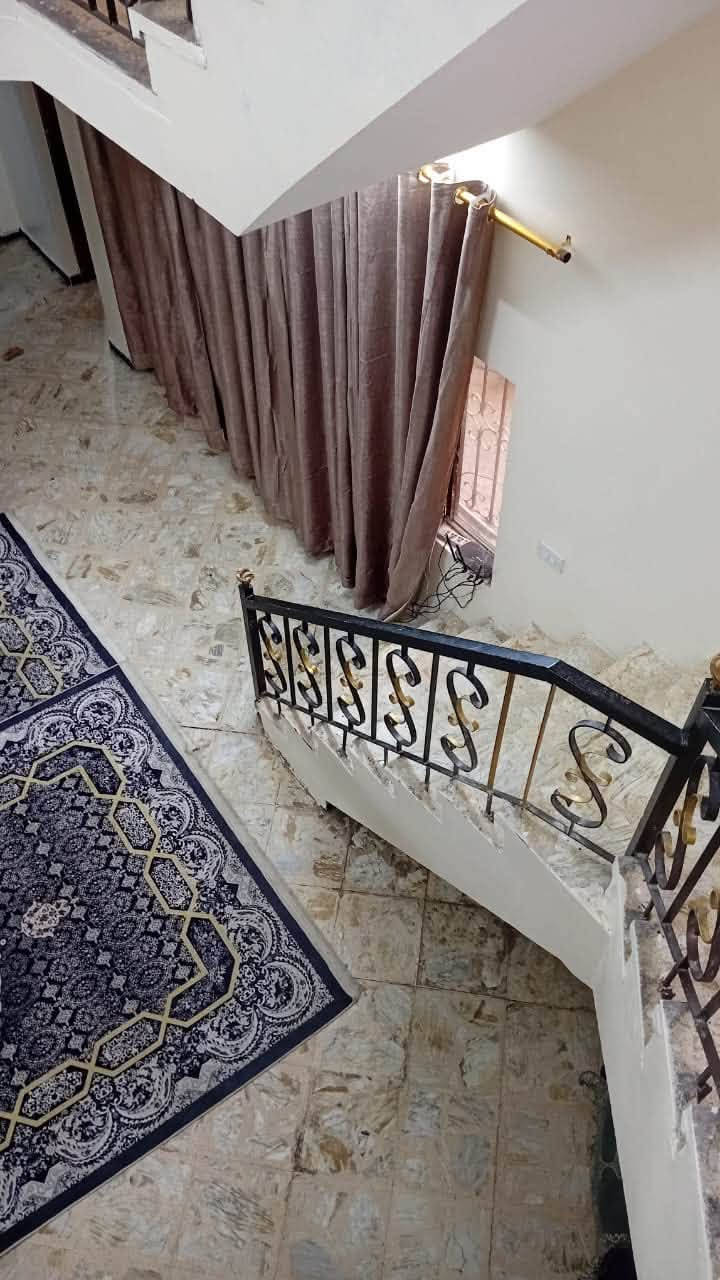 دار للبيع …….مقابل المنتزه سكينة
طابو صرف 
مساحة 360 م واجهه 12 نزال 30 
الطابق الارضي يحتوي على 2 غرف نوم +2 مناور +صحيات 
صحيات منعزلة مطبخ حار و بارد استقبال واسعة جداً مع صحياتها كراج واسع يشيل 3 سيارات
حديقة تقريباً 70م حديقة اخرى خارجية + تشجير كبال البيت 
الطابق الثاني 4 غرف نوم كبيرات + مخزن و بيتونه السعر المطلوب 670 بيه مجال 
للأستفسار اتصل على الرقم ***********

