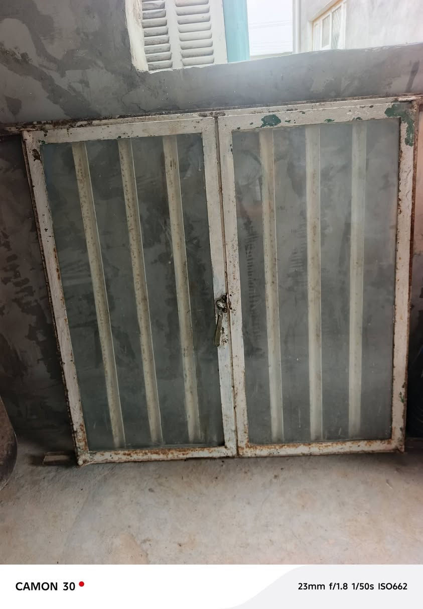 سلام عليكم شباك للبيع يفيد لعنده مخزن لعنده غرفة حلال الاتصال ***********
