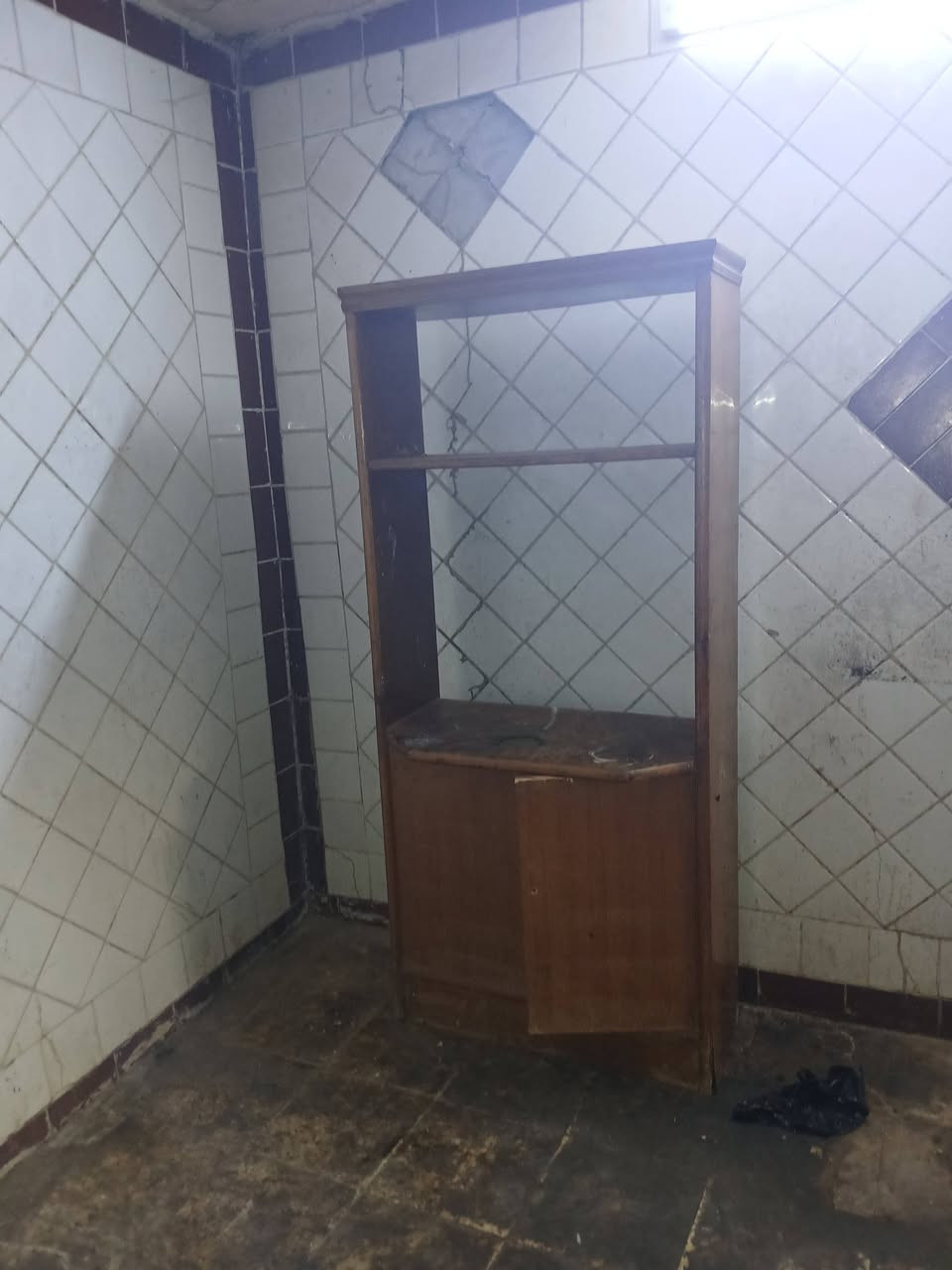 عندي اخشاب الي يريدها خل يخابرني انطيها بلاش
***********
