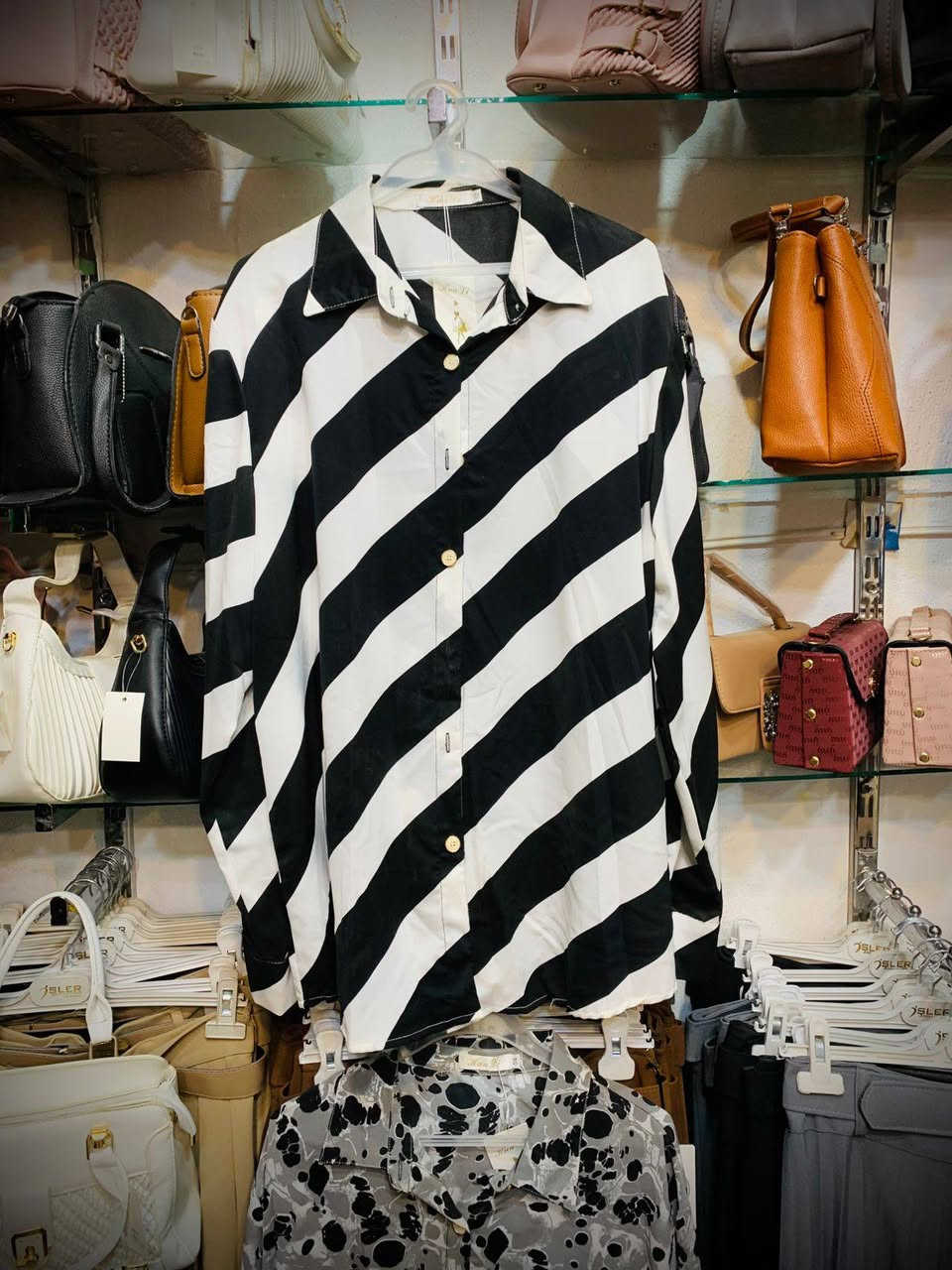 قميص شي راقي قماش جسكه 
سعر القديم ١٥
الحالي ١٠
القياره داخل سوق الملابس


**إذا كنت صاحب هذا الإعلان وتريد حذفه لأي سبب، رجاءا أرسل رسالة إلى الدعم الفني**