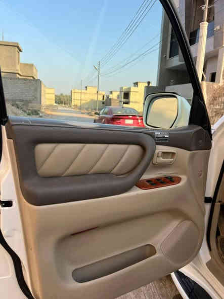 سلام عليكم لاندكروز 2007 جديده بسمي للبيع كفاله ماعده طرف چاملغ الامامي جهت سايق ربع بي صبغ طرف لخشم لچاملغ مئشر بل صوره وسونار موجود عندي رقم المبايل *********** اسيأ *********** ابو محمد
