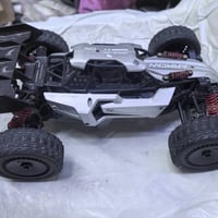 ناقصها ريموت • معاه شاحن • مركبة