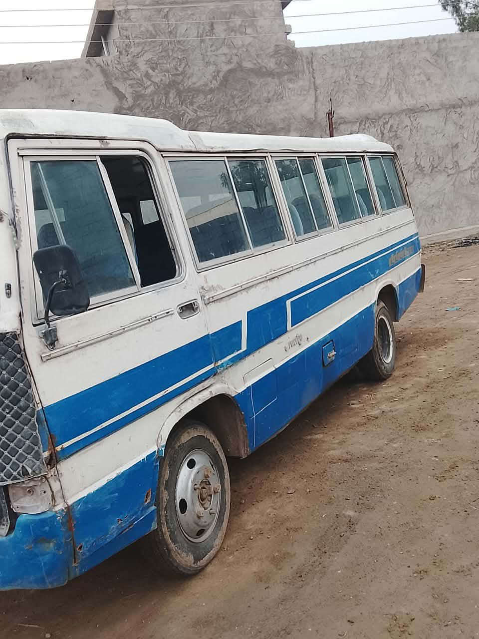 البيع كوستر موديل ٨١ كير ومحرك كيه بنكو مجفت جديد تايرات جديد تايرات جوبلس سعر3500 استفسار اتصل عل رقم  واتساب بي (***********) المكان بغداد جسر ديالى
