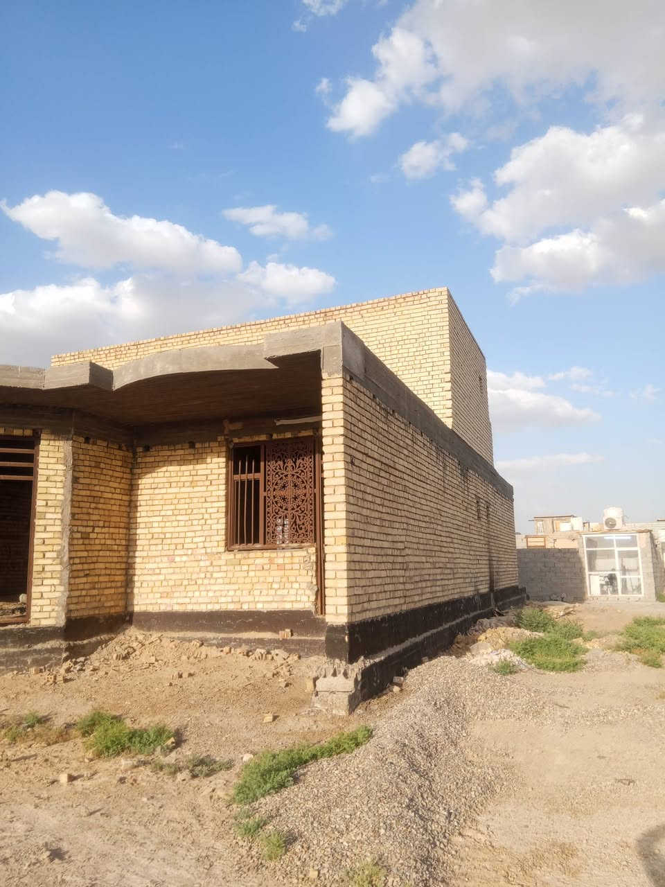 السلام عليكم بيت للبيع مكان بغداد جسر ديالى الجديد كاروليه مساحه البيت 220 السعر خاص واتساب ***********
