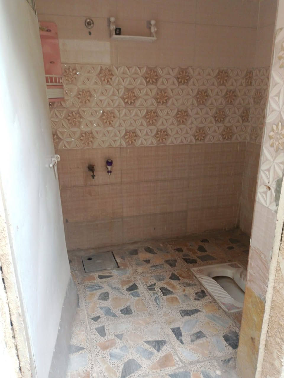 سلام عليكم بيت لليجار مساحه 75 بي غرفتين و صحيات و مطبخ صغير مكان بل شريفي سعر 200 قفل ***********
