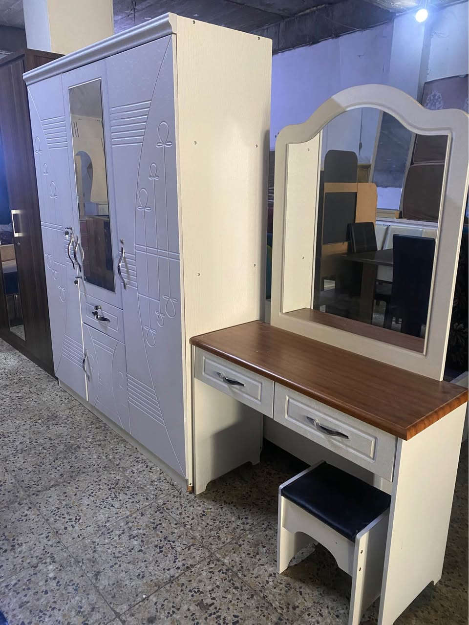 غرفة شبابية ٥قطع حيل حيل نضيفة سعر ٢٠٠ ألاف عنوان دهوك بروشك رقم *********** دهوك, العراق
