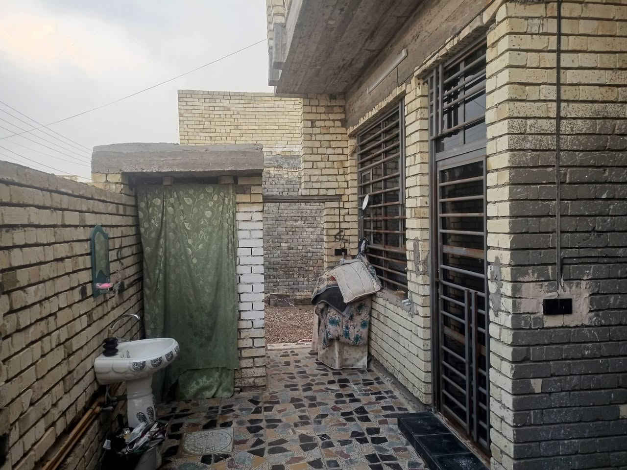 عنوان 7قصؤر شارع ابو علي قرب شارع 20
مساحه 150 متر 
واجهة 7ونص نزال 20. 
فرع 9متر 
كهرباء 
ماء 
مجاري 
تبليط 
اناره 
كامل خدمات 
الإستفسار أكثر على الرقم 
***********
طابؤ زراعي سند 25 قرار محكمه 
نسخه من السند موجود 
#الجميع
