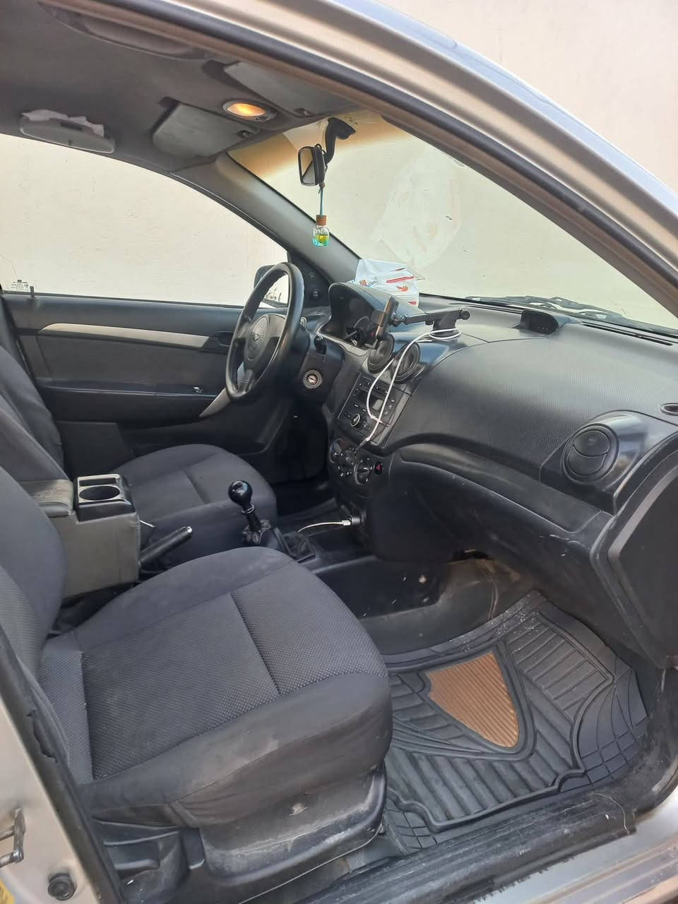 السلام عليكم 
افيو موديل ٢٠٠٨
خليجي مسكر كير عادي  مكفوله من الضربه صفحه جارده رقم بغداد الجديد سنويه جديده   كير محرك تدفئة تبريد كفاله شرط الداور مكانها نجف السعر ٥٥ وبيه مجال  
***********
